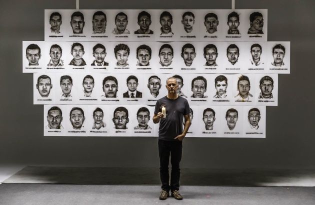 Steven Spazuk creó un mural con los retratos de los estudiantes desaparecidos en Iguala con su técnica 'fumage'. Consiste formar figuras quemando papel con la llama de una vela. Francisco Truano. Cortesía Amnistía Internacional España Steven Spazuk creó un mural con los retratos de los estudiantes desaparecidos en Iguala con su técnica 'fumage'. Consiste formar figuras quemando papel con la llama de una vela. Francisco Truano. Cortesía Amnistía Internacional España