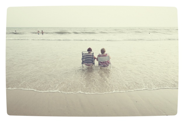 Dos mujeres en la playa de Matalascañas Dos mujeres en la playa de Matalascañas