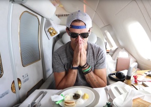 Youtuber mostra tudo o que você pode ter se pagar 21.000 dólares por um voo