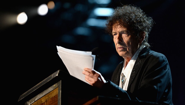 Dylan dando un discurso en Los Ángeles en 2015. Dylan dando un discurso en Los Ángeles en 2015.