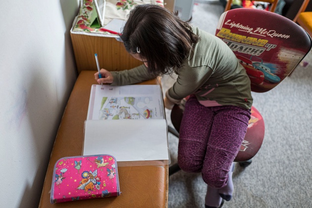 Niña haciendo los deberes. JOHN MACDOUGALL / AFP Niña haciendo los deberes. JOHN MACDOUGALL / AFP