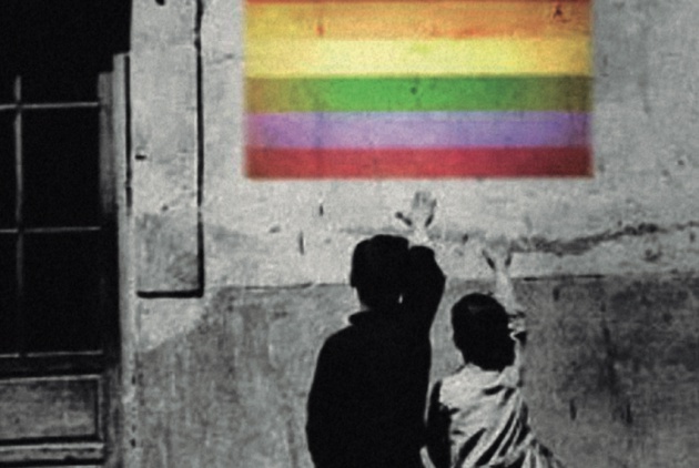 Imagen de portada de '¿Sabes lo que quieren enseñarle a tu hijo en tu colegio? Las leyes de adoctrinamiento sexual', el libreto que Hazte Oír ha repartido por colegios. En la imagen puede verse a dos niños haciendo el saludo fascista a una bandera arcoíris. En la foto original, tomada en España en 1939, <a href="http://elpais.com/diario/2006/03/25/cultura/1143241203_740215.html">los niños saludan a una pintada de Franco </a> Imagen de portada de '¿Sabes lo que quieren enseñarle a tu hijo en tu colegio? Las leyes de adoctrinamiento sexual', el libreto que Hazte Oír ha repartido por colegios. En la imagen puede verse a dos niños haciendo el saludo fascista a una bandera arcoíris. En la foto original, tomada en España en 1939, <a href="http://elpais.com/diario/2006/03/25/cultura/1143241203_740215.html">los niños saludan a una pintada de Franco </a>