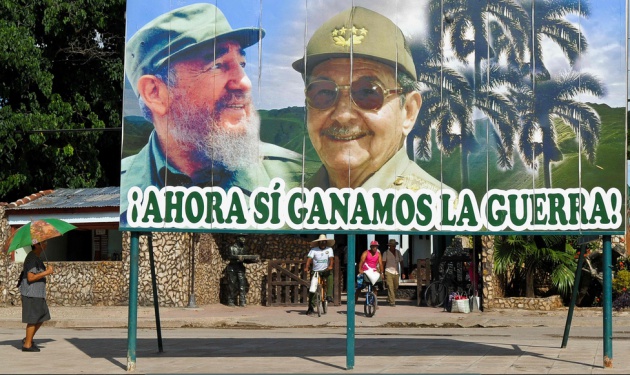 En lugar de publicidad, en las vallas en Cuba hay mensajes revolucionarios. AFP PHOTO / YAMIL LAGE En lugar de publicidad, en las vallas en Cuba hay mensajes revolucionarios. AFP PHOTO / YAMIL LAGE