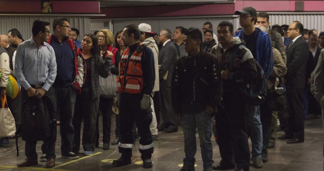 Personas esperando el metro en la estación Balderas.  Personas esperando el metro en la estación Balderas.