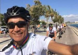 Ele fazia dupla com George Michael. Hoje, mora em sítio e roda Ibiza de bicicleta