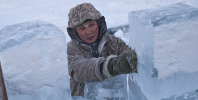 Ruslan, de 35 a&ntilde;os, carga bloques de hielo en un cami&oacute;n a las afueras de Yakutsk, en el valle de Oymyakon