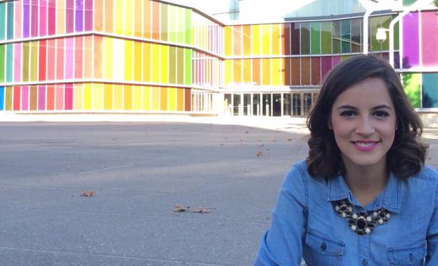 Dámaris Dávalos, frente al Museo de Arte Contemporáneo de Castilla y León Dámaris Dávalos, frente al Museo de Arte Contemporáneo de Castilla y León