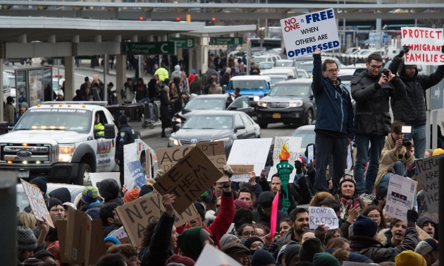 Miles de personas protestaron contra el veto frente al aeropuerto JFK en Nueva York Miles de personas protestaron contra el veto frente al aeropuerto JFK en Nueva York