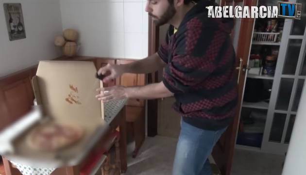 El youtuber malagueño echa el espray de supuesto gas pimienta en la pizza El youtuber malagueño echa el espray de supuesto gas pimienta en la pizza