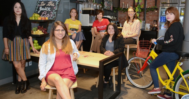 De izquiera a derecha: Sandra Bollo, Mercedes Zubieta, Valeria Pérez y Sandra Fernández. Al fondo Adriana Noreña, vicepresidente de Google Hispanoamérica y Mariana Costa, cofundadora y CEO de Laboratoria. De izquiera a derecha: Sandra Bollo, Mercedes Zubieta, Valeria Pérez y Sandra Fernández. Al fondo Adriana Noreña, vicepresidente de Google Hispanoamérica y Mariana Costa, cofundadora y CEO de Laboratoria.