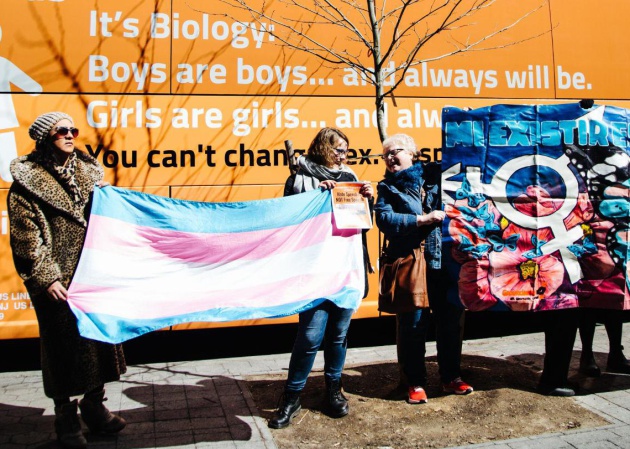 Protestas en Nueva York contra el mensaje de odio del autobús tránsfobo de Hazte Oír Protestas en Nueva York contra el mensaje de odio del autobús tránsfobo de Hazte Oír