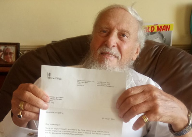 Montague muestra la disculpa del gobierno británico en una fotografía publicada en su cuenta de Facebook Montague muestra la disculpa del gobierno británico en una fotografía publicada en su cuenta de Facebook