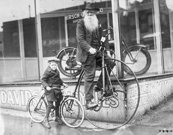 Um menino e seu avô em Seattle, em 1925