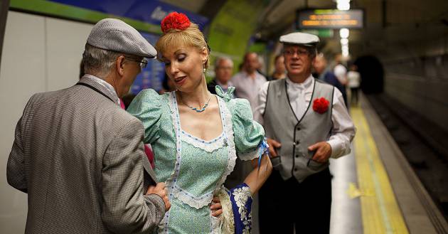 Agustín y Paloma bailan un chotis mientras esperan el tren Agustín y Paloma bailan un chotis mientras esperan el tren