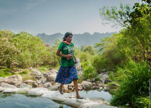 Una dona tarahumara guanya una ultramarató a Mèxic sense equipament esportiu