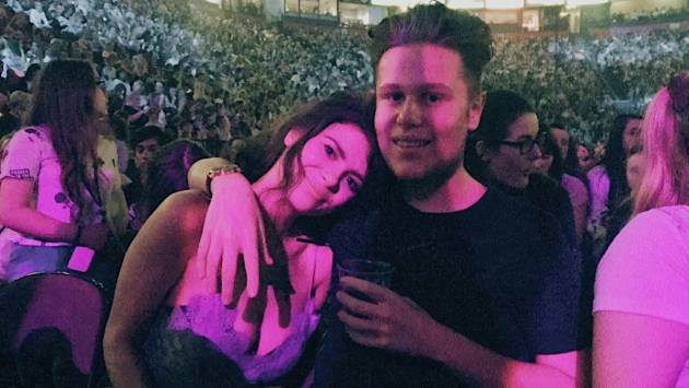 Joe posa junto a su amiga en la única foto que se hicieron durante el concierto de Ariana Grande en Mánchester