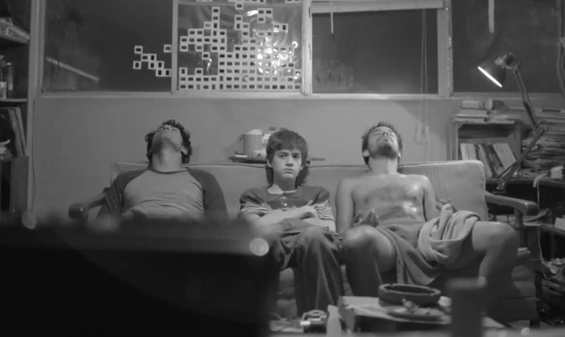 Los protagonistas de Güeros (2014) viven la etapa 6 del calor chilango: tumbarse en una cama o sillón sin hacer nada Los protagonistas de Güeros (2014) viven la etapa 6 del calor chilango: tumbarse en una cama o sillón sin hacer nada