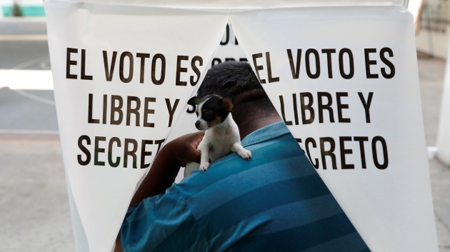 Un residente de Texcoco vota en las elecciones para gobernador en Estado de México  Un residente de Texcoco vota en las elecciones para gobernador en Estado de México