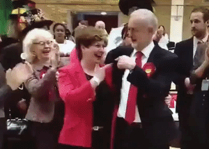 Corbyn comemora bom resultado com o pior high five da história