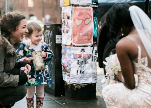 Esta menina pensa que a noiva que viu na rua é a princesa de seu livro Esta menina pensa que a noiva que viu na rua é a princesa de seu livro