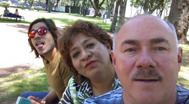 Martín Andrade, de 26 años, tiene la misma edad que tenía su madre Graciela y su padre Martín cuando él nacio.  Martín Andrade, de 26 años, tiene la misma edad que tenía su madre Graciela y su padre Martín cuando él nacio.