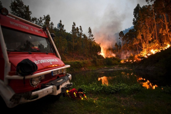 La foto viral dels herois que lluiten contra l’incendi a Portugal