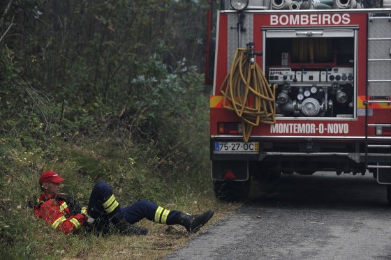La foto viral dels herois que lluiten contra l’incendi a Portugal