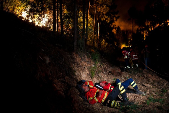 La foto viral dels herois que lluiten contra l’incendi a Portugal
