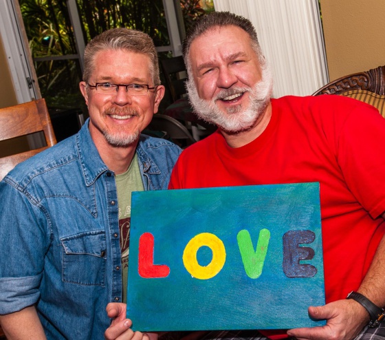 Casal gay recria foto 25 anos depois “para que jovens vejam que amor duradouro existe”
