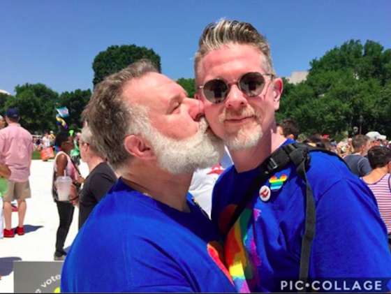 Casal gay recria foto 25 anos depois “para que jovens vejam que amor duradouro existe”