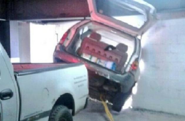 El conductor perdió el control del vehículo y perforó la pared del estacionamiento en la parte alta del edificio El conductor perdió el control del vehículo y perforó la pared del estacionamiento en la parte alta del edificio