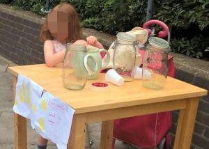 Menina de cinco anos que vendia limonada em Londres é multada por “falta de licença” Menina de cinco anos que vendia limonada em Londres é multada por “falta de licença”