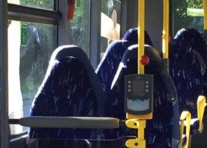 Grupo racista confunde foto de ônibus vazio com seis mulheres de burca Grupo racista confunde foto de ônibus vazio com seis mulheres de burca
