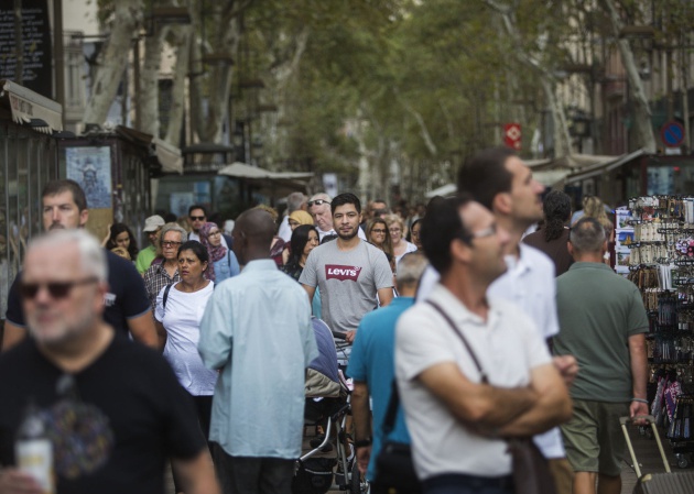Turistas y Barceloneses vuelven a La Rambla de Barcelona el sábado por la mañana Turistas y Barceloneses vuelven a La Rambla de Barcelona el sábado por la mañana
