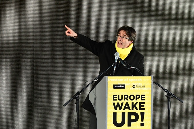 Carles Puigdemont durante un mitin en Bruselas Carles Puigdemont durante un mitin en Bruselas