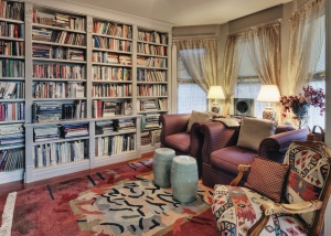 Por categorias ou por cores? É hora de organizar seus livros