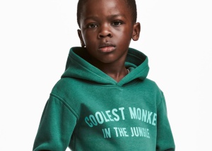 H&M retira de site foto de menino negro com casaco em que se lê “macaco mais legal da selva”