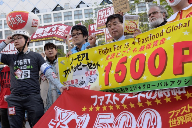 Trabajadores de Tokio durante la huelga global de 2015 contra los bajos sueldos y los empleos precarios en empresas de comida rápida Trabajadores de Tokio durante la huelga global de 2015 contra los bajos sueldos y los empleos precarios en empresas de comida rápida