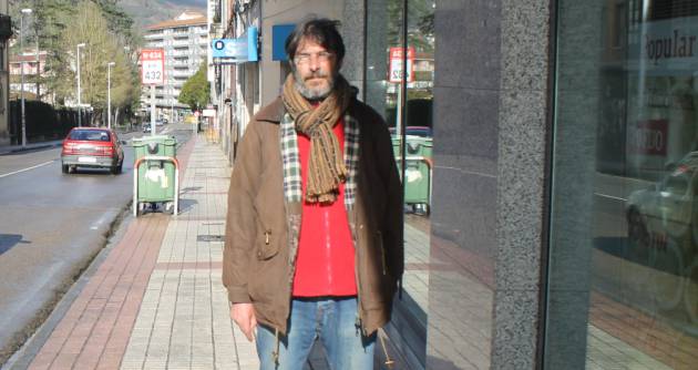 Radu Buliga posa junto a la sucursal bancaria en la que Adela sacó el dinero  Radu Buliga posa junto a la sucursal bancaria en la que Adela sacó el dinero