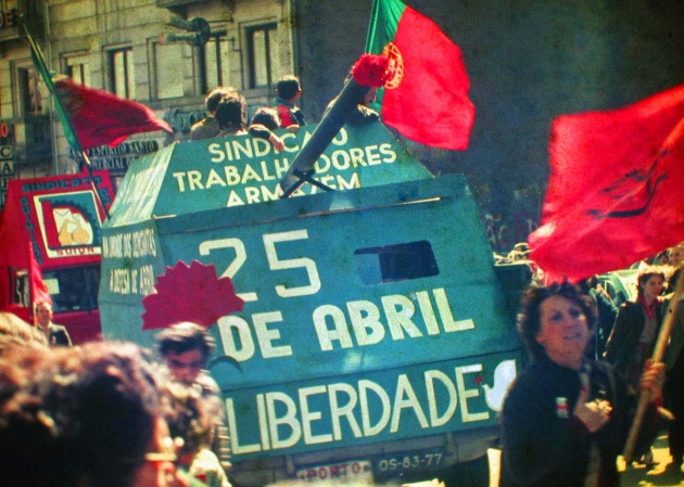 Manifestación en Oporto en 1983, recordando la Revolución de los claveles / Henrique José Teixeira Matos (Licencia CC) Manifestación en Oporto en 1983, recordando la Revolución de los claveles / Henrique José Teixeira Matos (Licencia CC)
