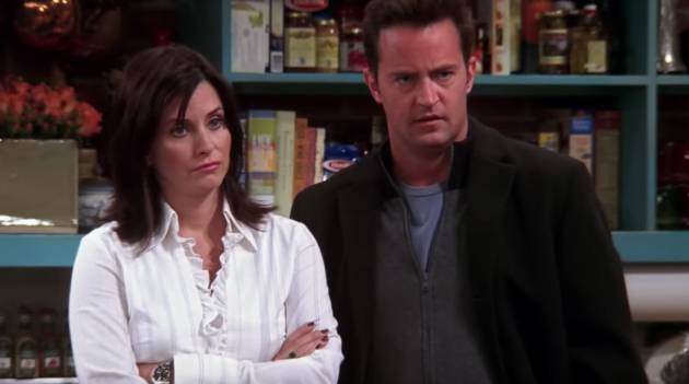 Monica y Chandler se mudaron del centro al saber que iban a ser padres. Joey planteaba someterlo a votación Monica y Chandler se mudaron del centro al saber que iban a ser padres. Joey planteaba someterlo a votación