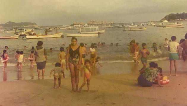 La playa de Caleta en Acapulco durante principios de los años noventa La playa de Caleta en Acapulco durante principios de los años noventa
