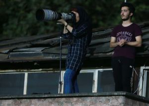 A iraniana que subiu num telhado para poder fotografar um jogo de futebol