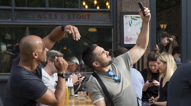 Si te vas a tomar una cerveza, deja el móvil en el bolsillo Si te vas a tomar una cerveza, deja el móvil en el bolsillo
