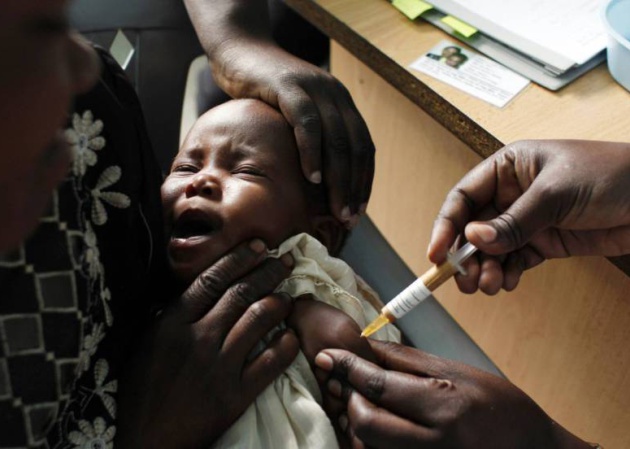 Un niño recibe la vacuna de la malaria en los ensayos del fármaco en Kenia. En vídeo, así es el programa piloto que se ha implantado para vacunar a los niños. AP Un niño recibe la vacuna de la malaria en los ensayos del fármaco en Kenia. En vídeo, así es el programa piloto que se ha implantado para vacunar a los niños. AP