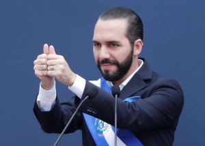 Nayib Bukele, o presidente que governa El Salvador na base do tuíte