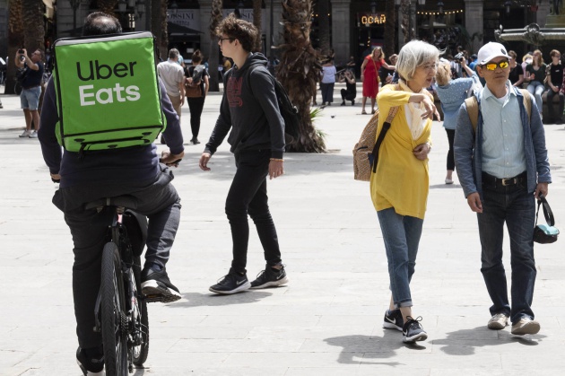 Uber Eats entrega comida a domicilio. La foto es en la plaza Real de Barcelona Uber Eats entrega comida a domicilio. La foto es en la plaza Real de Barcelona