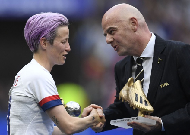 Megan Rapinoe recoge el trofeo de máxima goleadora de manos de Gianni Infantino Megan Rapinoe recoge el trofeo de máxima goleadora de manos de Gianni Infantino