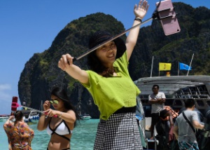 Quem é o próximo para tirar foto? Uma viagem pelos cenários do turismo de imagens falsas