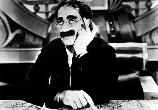 Groucho Marx fue incinerado, pero en la cultura popular se mantiene la creencia de que en su tumba pone "perdone que no me levante" Groucho Marx fue incinerado, pero en la cultura popular se mantiene la creencia de que en su tumba pone "perdone que no me levante"
